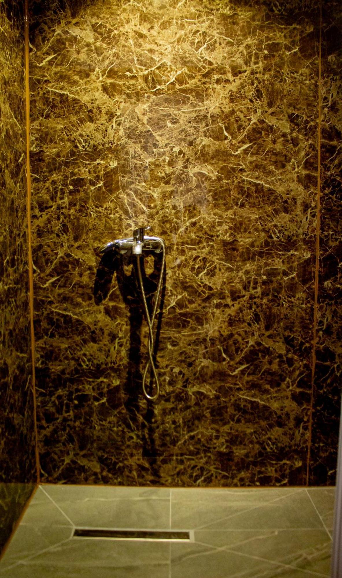 A Pousada The Golden Rooster Tirana Exterior foto